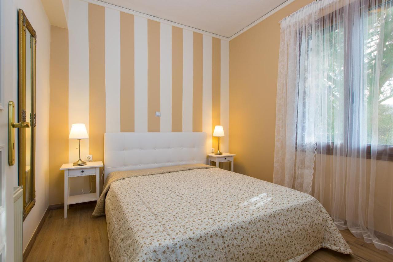 Beachfront Family Villa Katerina With Private Pool, Playground, Bbq & Amazing Sea Views! Petres  Extérieur photo
